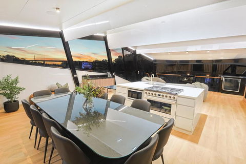 All Seasons Houseboats - Foster Accommodation 3