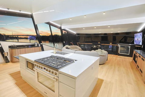 All Seasons Houseboats - Foster Accommodation 4