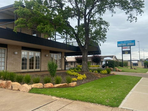 All Seasons Motor Lodge - Foster Accommodation 1