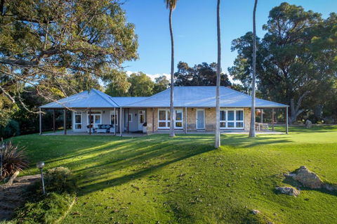 Allandale I Private Properties - Foster Accommodation 0