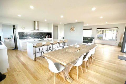 Allawah - 5 Bedroom Luxury Home With A Pool - Foster Accommodation 1