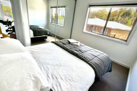Allawah - 5 Bedroom Luxury Home With A Pool - Foster Accommodation 3
