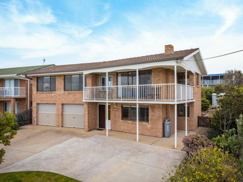 Allawah Beach House - 29 Dalmeny Drive, Kianga - Foster Accommodation 0