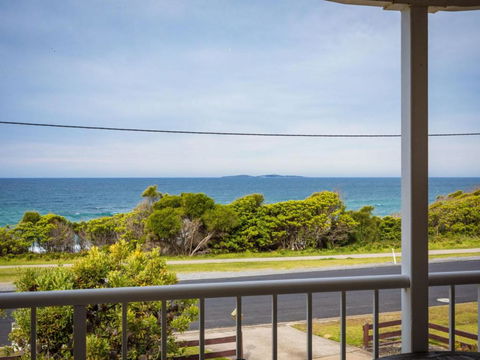 Allawah Beach House - 29 Dalmeny Drive, Kianga - Foster Accommodation 3