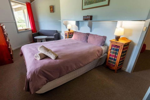 Alpzview Guesthouse - Foster Accommodation 3