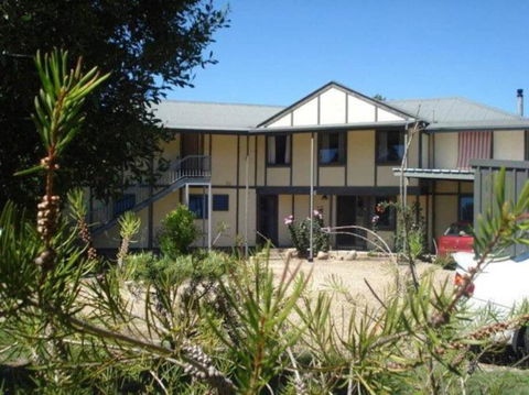 Alpzview Guesthouse - Foster Accommodation 0