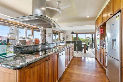 Alyeska Farm House - Foster Accommodation 1