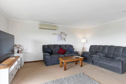 Alyeska Farm House - Foster Accommodation 4