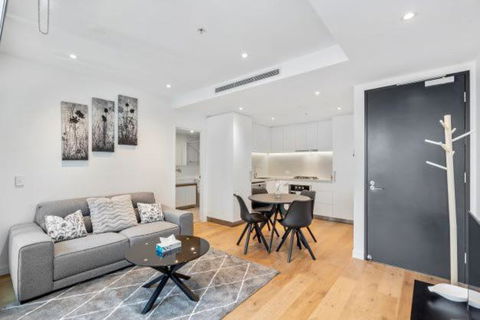 Amazing 1BR Apartment W Pool - Foster Accommodation 1