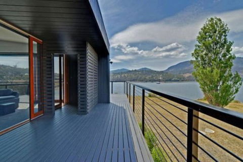 AMAZING 5-Star WATERFRONT RETREAT ON THE RIVERWALK - Foster Accommodation 0