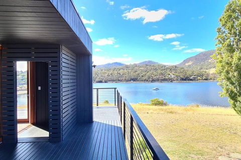 AMAZING 5-Star WATERFRONT RETREAT ON THE RIVERWALK - Foster Accommodation 1