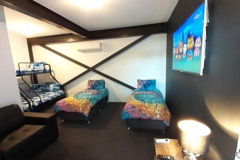 AMAZING 5-Star WATERFRONT RETREAT ON THE RIVERWALK - Foster Accommodation 3