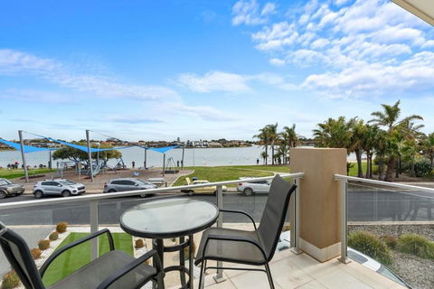 Amazing Lake View Family-friendly Holiday Home - Foster Accommodation 1
