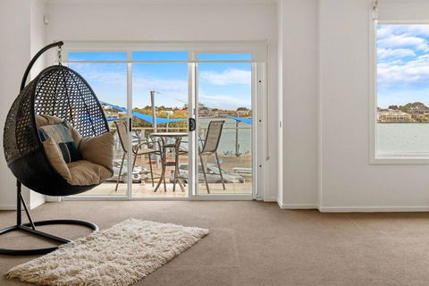 Amazing Lake View Family-friendly Holiday Home - Foster Accommodation 2