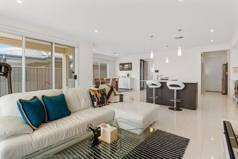 Amazing Lake View Family-friendly Holiday Home - Foster Accommodation 4