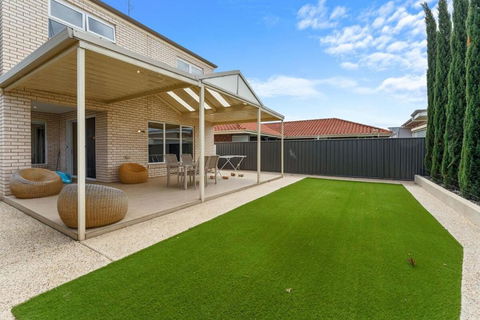 Amazing Lake View Family-friendly Holiday Home - Foster Accommodation 3
