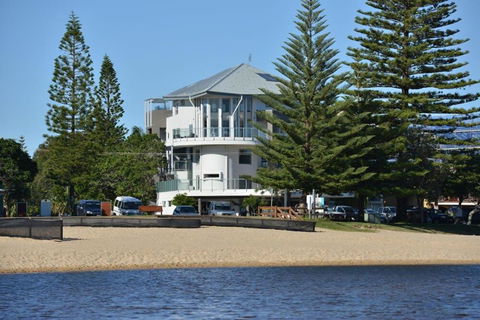 Amazing Currimundi Lakefront Ocean Penthouse - Foster Accommodation 4