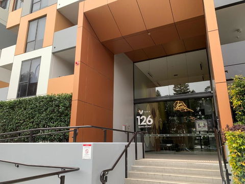 Amazing 1 Bedroom Apt With Large Living & Extra Sleeping Space -up To 5 Ppl Plus Gym Jacuzzi Spa Pool Sauna And Garden With BBQ - Foster Accommodation 3