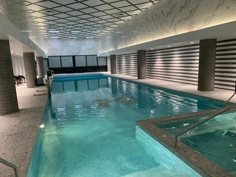 Amazing 1 Bedroom Apt With Large Living & Extra Sleeping Space -up To 5 Ppl Plus Gym Jacuzzi Spa Pool Sauna And Garden With BBQ - Foster Accommodation 2