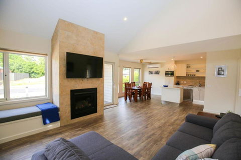 Amber Mist Villa - Two - Foster Accommodation 0