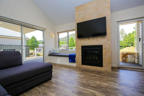 Amber Mist Villa - Two - Foster Accommodation 1