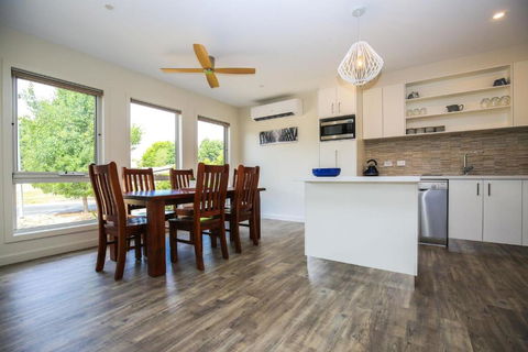 Amber Mist Villa - Two - Foster Accommodation 3