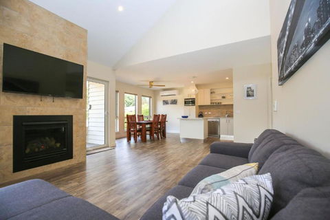 Amber Mist Villa - Two - Foster Accommodation 2
