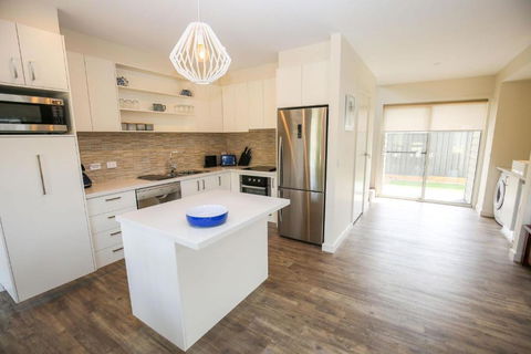 Amber Mist Villa - Two - Foster Accommodation 4