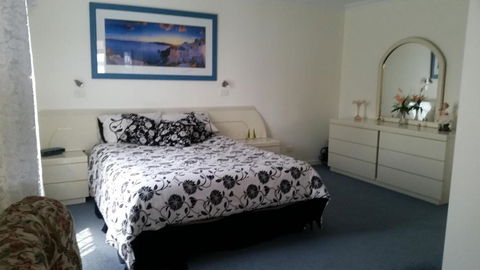 Ambience Apartments Penthouse - Foster Accommodation 1