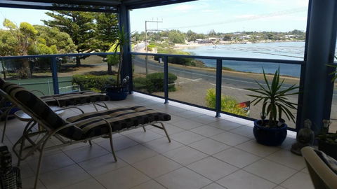 Ambience Apartments Penthouse - Foster Accommodation 3