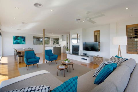 Anchor Beachfront Retreat Water Views, On The Beach - Foster Accommodation 3