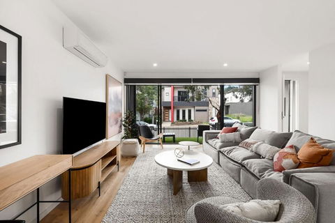 Anchorage Villa - Pet Friendly Marina Townhouse By The Beach - Foster Accommodation 3