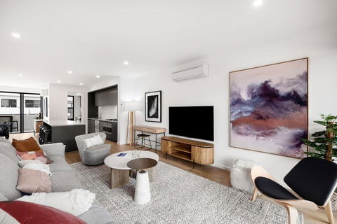 Anchorage Villa - Pet Friendly Marina Townhouse By The Beach - Foster Accommodation 1