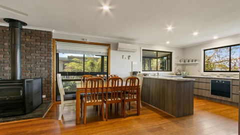 Anchored On Capes Upstairs - Foster Accommodation 3