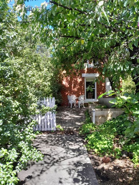 Annies Garden Cottage - Foster Accommodation 0
