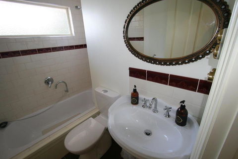 Annies Garden Cottage - Foster Accommodation 3