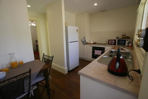 Annies Garden Cottage - Foster Accommodation 1