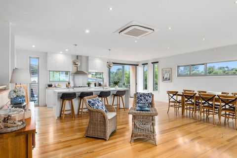 Aires Coastal Beach House Luxury With Ocean Views - Foster Accommodation 1