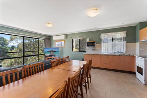 Alpine Mountain View 18 - 4BR L Mountain Views L Swimming Pool L Air-Con L WiFi - Foster Accommodation 1