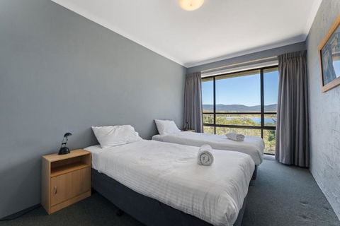 Alpine Mountain View 18 - 4BR L Mountain Views L Swimming Pool L Air-Con L WiFi - Foster Accommodation 4
