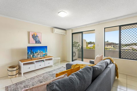 Albion Convenient Hideaway With Parking & Balcony - Foster Accommodation 0