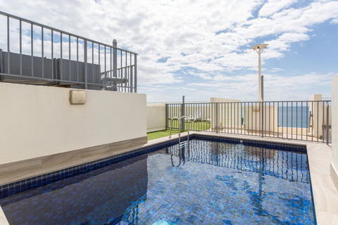 Apartment With Pool Access A Minute To The Beach - Foster Accommodation 4