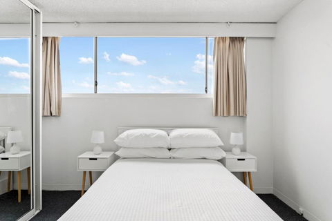 Apartment With Pool Access A Minute To The Beach - Foster Accommodation 3