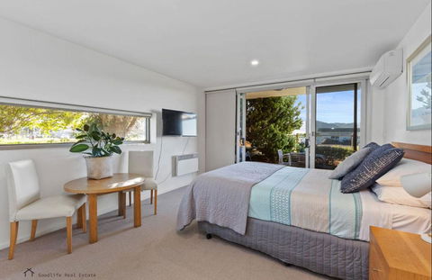 Apollo Blue Oceanview Unit 1- B Free WIFI - Foster Accommodation 1