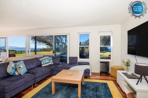 Aqua Beachfront - Pet Friendly - 2 Mins Walk To Beach - Foster Accommodation 1