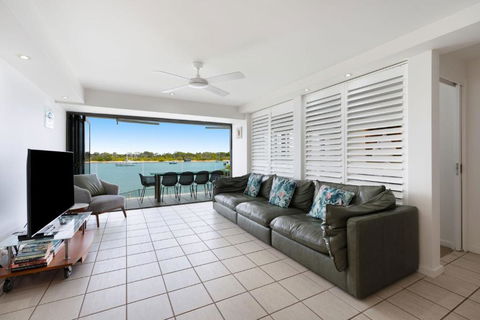 Aqua Linea 3 Noosa Parade 82 - Foster Accommodation 0