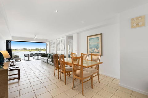 Aqua Linea 3 Noosa Parade 82 - Foster Accommodation 4