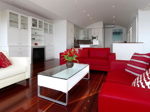 Aqua Luna - Foster Accommodation 4