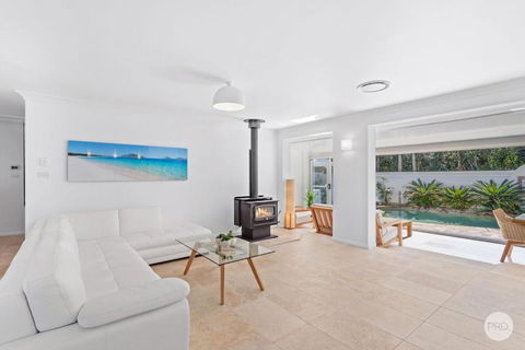 Aquablue Holiday Home - Hot Spa & Pool - 2m Walk To Beaches - Foster Accommodation 3