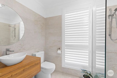 Aquablue Holiday Home - Hot Spa & Pool - 2m Walk To Beaches - Foster Accommodation 4
